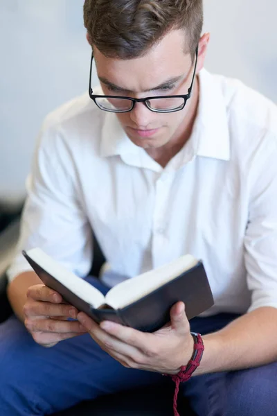Знания Всегда Будут Силой Красивый Молодой Бизнесмен Читающий Библию Работой — стоковое фото