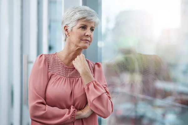 Issue Has Been Stuck Head Whole Day Mature Businesswoman Looking — Stock Photo, Image