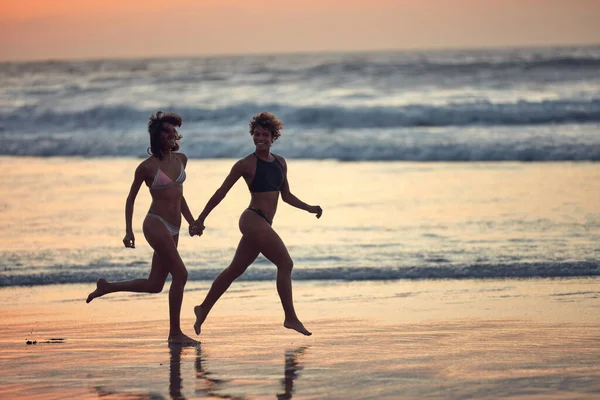 Сбежать Кого Люблю Больше Две Молодые Женщины Развлекаются Пляже — стоковое фото