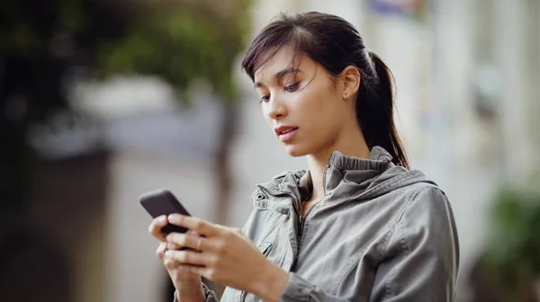 Єднання Містом Приваблива Молода Жінка Використовує Свій Мобільний Телефон Під — стокове фото
