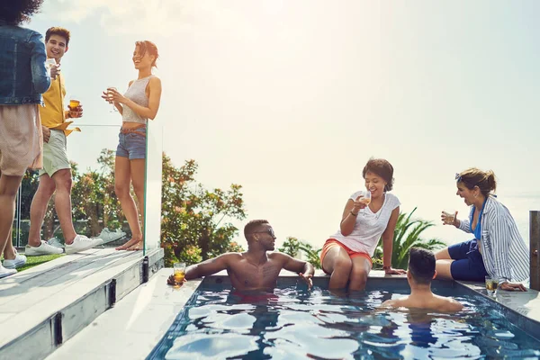 Chilling Poolside Friends Group Friends Having Drinks Enjoying Themselves Poolside — ストック写真