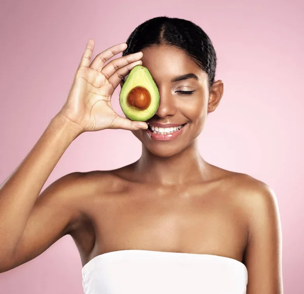 Believe Avocado Skincare Studio Shot Beautiful Young Woman Posing Halved — Stockfoto