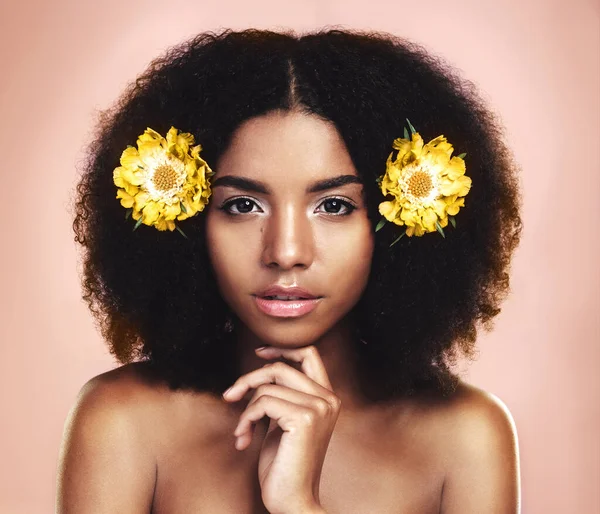 Can Rule World Flowers Hair Studio Shot Beautiful Young Woman — Stockfoto