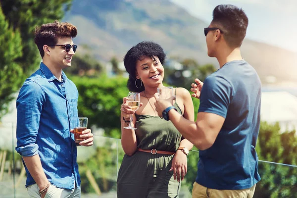 Moments Remember Group Friends Having Drinks Enjoying Themselves Outdoors While — ストック写真