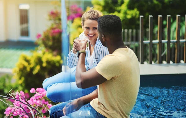 Cheers Young Couple Enjoying Drinks Together While Relaxing Outdoors Holiday — Foto Stock
