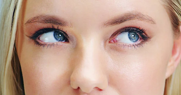 Wonder What Everyone Else Busy Doing Closeup Beauty Shot Young — Foto Stock