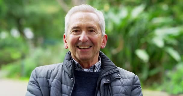 Healthy Smiling Face Senior Man Enjoying His Retirement Outdoors Green — Vídeos de Stock