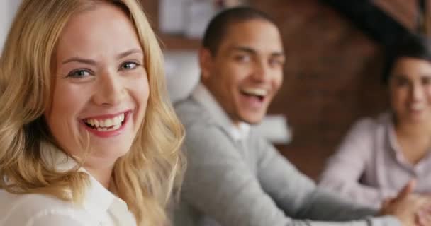 Young Businesswoman Laughing Meeting Her Colleagues Successful Group Brainstorming Session — Vídeos de Stock