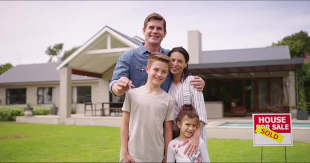 Ευτυχισμένη Οικογένεια Αγοράζει Ένα Σπίτι Κρατώντας Ένα Κλειδί Ενώ Στέκεται — Αρχείο Βίντεο