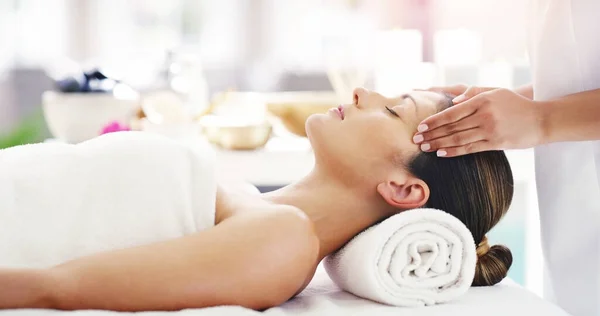Bring Peace Your Mind Young Woman Getting Head Massage Spa — 图库照片