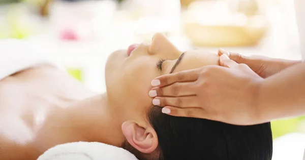 Those Some Miracle Hands Young Woman Getting Head Massage Spa — Foto Stock