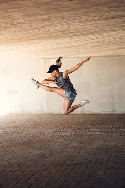 Shes Officially Flight Mode Attractive Young Female Street Dancer Practising — ストック写真