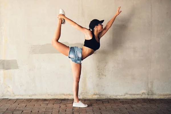 Shes Got Perfect Form Attractive Young Female Street Dancer Practising — Stockfoto