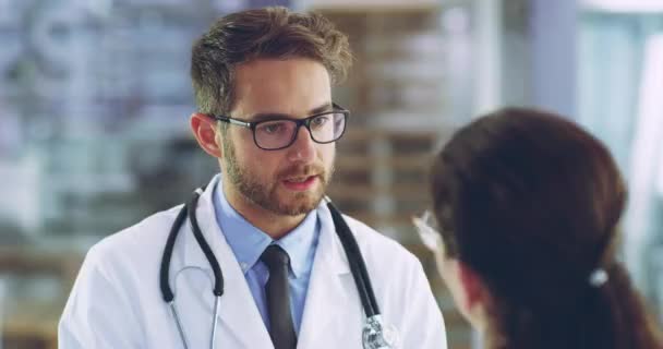 Caring Friendly Doctor Consulting Patient Her Diagnosis Healthcare Facility Hospital — Vídeo de Stock