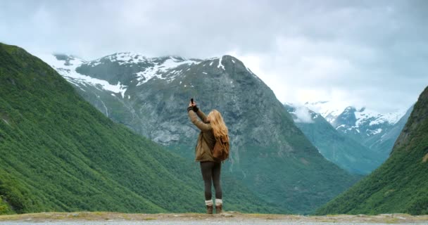 Nature Tourist Recording Video Her Phone Mountain Beautiful Snow Green — Stock video