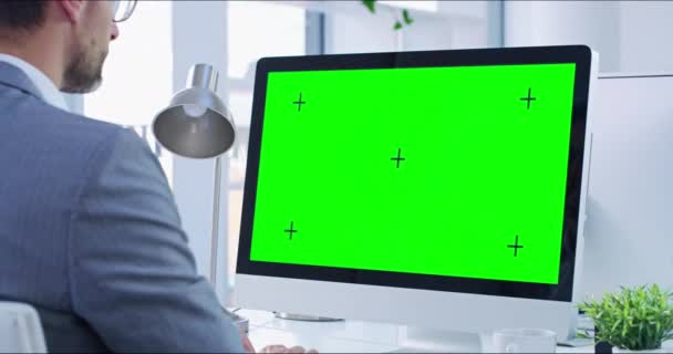 Greens Creen Copyspace Chromakey Computer Screen Tracking Markers Business Man — Stock videók
