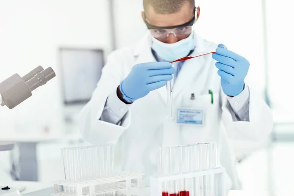 Scientist Conducting Experiment Covid Vaccine Lab Mixing Chemicals Test Tube — ストック写真