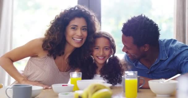 Веселые Молодые Родители Наслаждаются Завтраком Столом Дома Вместе Своим Ребенком — стоковое видео