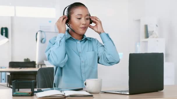 Happy Black Call Center Agent Talking Assisting Customer Video Call — Vídeo de Stock