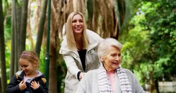 Бабуся Інвалідному Кріслі Сім Веселощі Прогулянці Парку Красивий Сад Або — стокове відео
