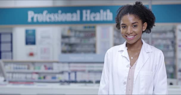 Confident Female Doctor Working Clinic Hospital Pharmacy Pharmacist Clerk Selling — Vídeo de stock