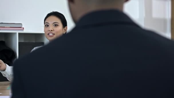 Manager Leader Boss Talking Meeting Corporate Team Colleagues Office Boardroom — Vídeos de Stock