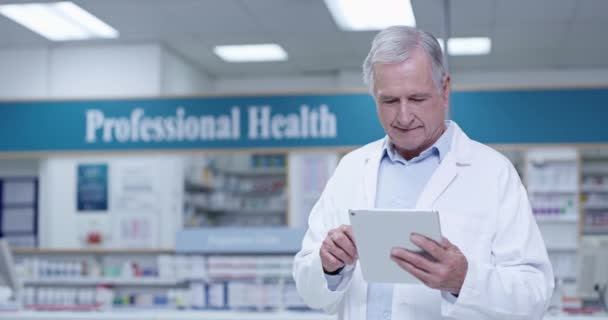 Professional Pharmacist Digital Tablet Check Inventory Supplies Online Orders Pharmacy — Stock videók