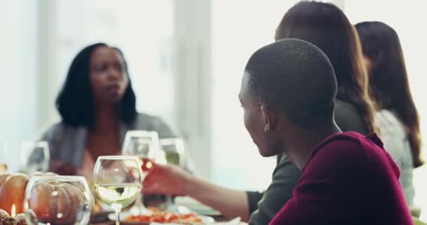 Black Family Enjoying Thanksgiving Meal Together Looking Happy Smiling Drinking — Vídeo de Stock