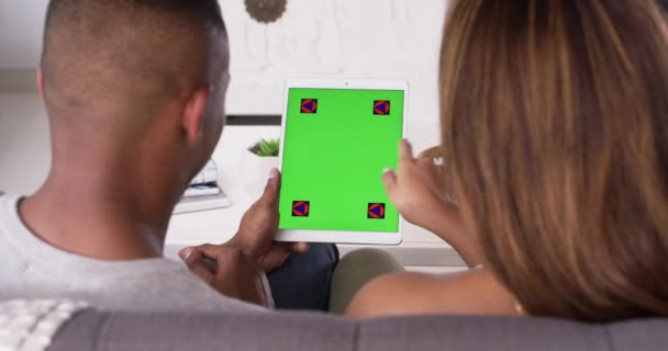 Green Screen Tracking Markers Tablet Used Couple Relaxing Home Browsing — Vídeo de Stock