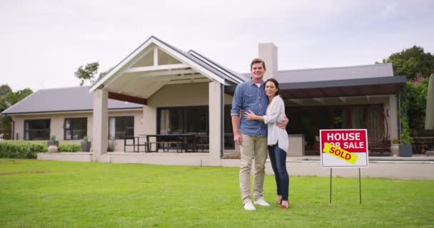 Ζευγάρι Ιδιοκτητών Σπιτιού Στέκεται Έξω Από Νέο Τους Σπίτι Ακίνητο — Αρχείο Βίντεο