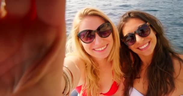Vacation Friends Selfie Moment Cheerful Women Enjoy Boat Trip Adventure — 图库视频影像