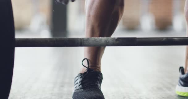 Closeup Muscular Male Bodybuilder Hands Legs Lifting Heavy Weights Chalk — Stockvideo