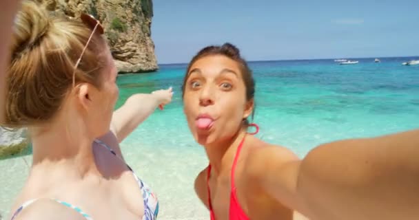 Attractive Young Carefree Friends Vacation Take Selfie Holiday Summer Fun — Stock videók