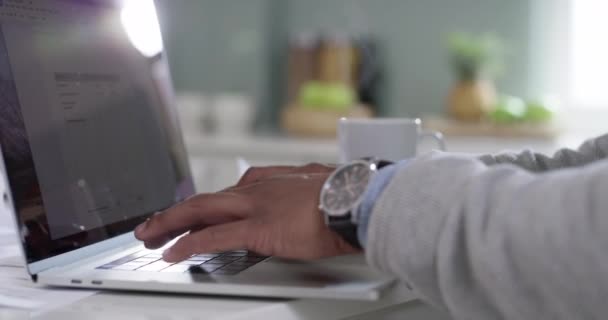 Мужские Руки Фрилансера Печатающие Ноутбуке Работающие Прилавке Домашней Кухне Афро — стоковое видео