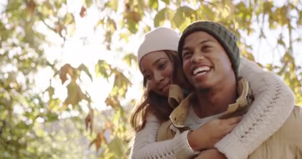 Happy Smiling Young Couple Outdoors Giving Piggyback Nature Winter Day — Vídeo de Stock