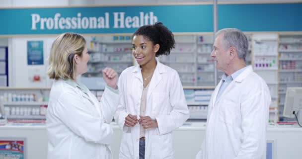 Group Pharmacists Medical Healthcare Professionals Talking Pharmacy Showing Trust Friendly — Video