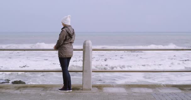 Stressed Sad Depressed Woman Standing Beach Thinking Her Senior Husband — Stok video