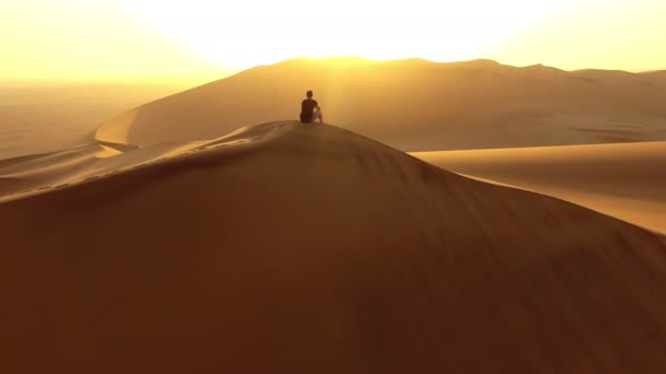Hiking Exploring Adventure Young Man Sitting Sand Dune Hot Arid — Stockvideo