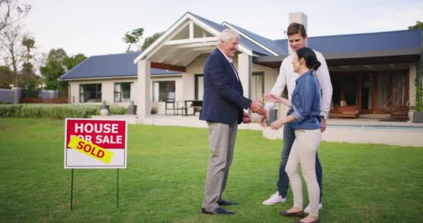 Couple Meeting Real Estate Agent Handshake New Homeowners Investors Buyers — Vídeo de Stock
