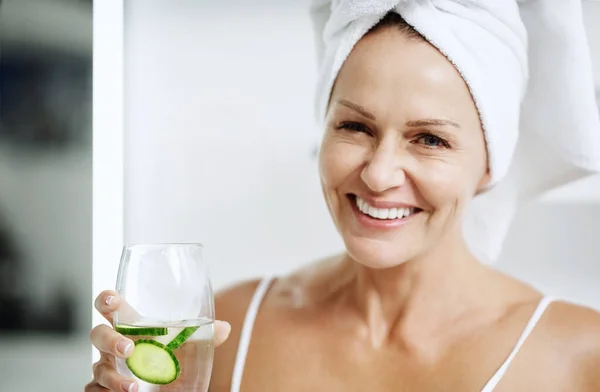 Just Try Works Mature Woman Holding Glass Water Cucumber — Stockfoto