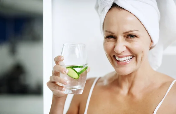 Its What Works Mature Woman Holding Glass Water Cucumber — Stockfoto