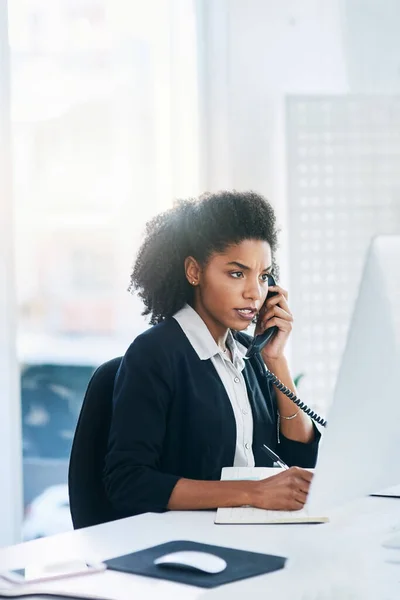 Focused Getting Busy Workday Young Businesswoman Talking Telephone Office – stockfoto