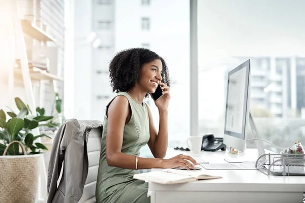 Success Mindset Young Businesswoman Using Mobile Phone Her Desk Modern — ストック写真