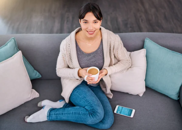 Made Fresh Pot Tea Portrait Cheerful Young Woman Seated Sofa — Stock Fotó