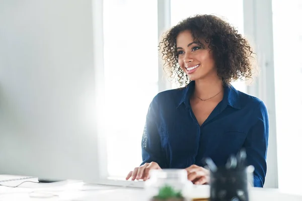 Feeling Positive Office Attractive Young Businesswoman Working Her Desk Office — Stockfoto