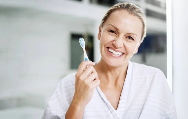 Theres Only One Whitening Technique Believe Mature Woman Posing Toothbrush — Fotografia de Stock