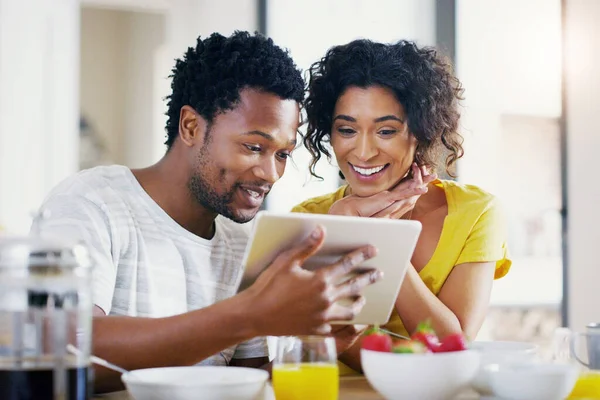 Have Look Too Its Unbelievable Young Couple Using Digital Tablet — Fotografia de Stock