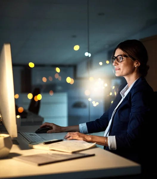 Shes Truly Dedicated Every Task Young Businesswoman Working Late Computer — Photo