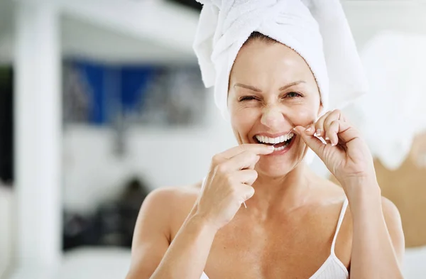Flossing Makes Healthy Teeth Mature Woman Flossing Her Teeth — Stock Photo, Image