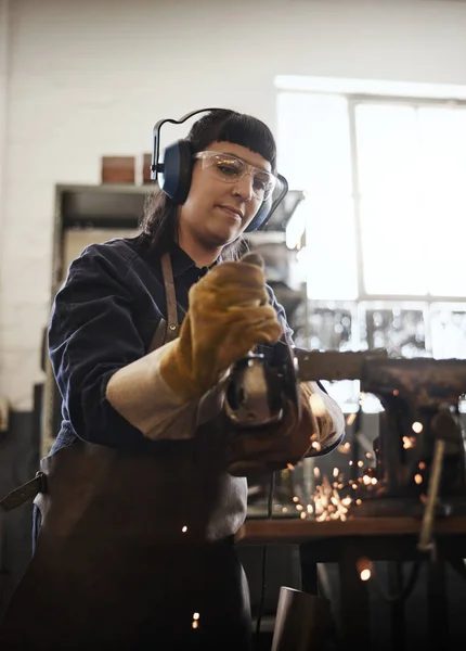 Smoothing Out Attractive Young Female Artisan Using Angle Grinder Her — 图库照片
